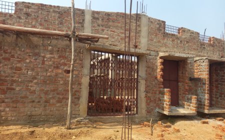 Dhamtari News : फ्लाईऐश ईंट के बजाय लाल ईंट से निर्माण, ग्राम चमेदा का आंगनबाड़ी भवन दो साल से अधूरा