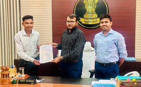 सुकमा में दो नवचयनित सचिवों को मिला नियुक्ति पत्र, कलेक्टर अमित कुमार और जिला सीईओ मुकुन्द ठाकुर ने दी शुभकामनाएं