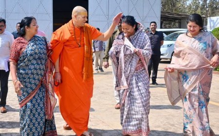 लक्ष्मी राजवाड़े ने निरंजनी पीठाधीश्वर स्वामी कैलाशानंद गिरी महाराज से लिया आशीर्वाद