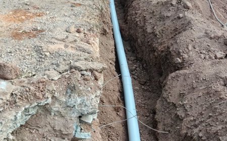 कुसमी नगर पंचायत में पाइपलाइन निर्माण पर उठे सवाल, बिना बेस मटेरियल के बिछाई जा रही पाइप