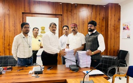 कवर्धा व पंडरिया विधानसभा क्षेत्रों की निर्वाचक नामावली का अंतिम प्रकाशन, मान्यता प्राप्त दलों को सौंपी गई मतदाता सूची