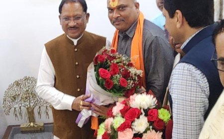 दुर्ग ग्रामीण विधायक ललित चंद्राकर ने मुख्यमंत्री विष्णु देव साय को दी जन्मदिन की शुभकामनाएं, सौजन्य भेंट कर जताया सम्मान