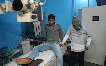 तेज रफ्तार मैजिक ने मचाई तबाही, दो बाइकों को रौंदा – चार गंभीर घायल, चालक फरार