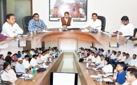 कलेक्टर गोपाल वर्मा ने कवर्धा में विभागीय कार्यों और योजनाओं की समय सीमा बैठक की समीक्षा