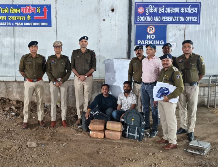 रायपुर के गुढ़ियारी में 17 किलो गांजा के साथ यूपी के 02 अंतर्राज्यीय तस्कर गिरफ्तार, गुढ़ियारी पुलिस और आरपीएफ की संयुक्त कार्रवाई
