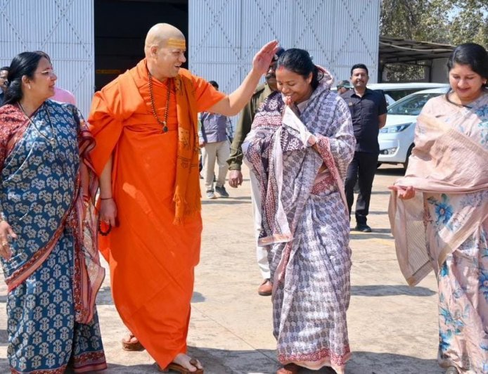 लक्ष्मी राजवाड़े ने निरंजनी पीठाधीश्वर स्वामी कैलाशानंद गिरी महाराज से लिया आशीर्वाद