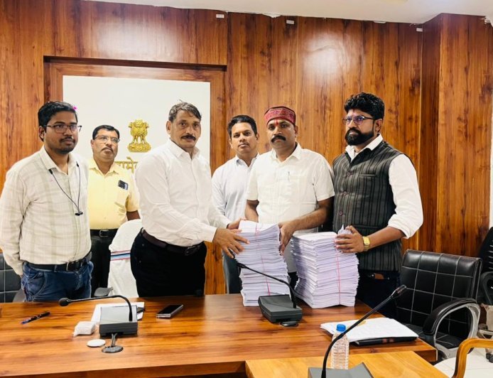 कवर्धा व पंडरिया विधानसभा क्षेत्रों की निर्वाचक नामावली का अंतिम प्रकाशन, मान्यता प्राप्त दलों को सौंपी गई मतदाता सूची