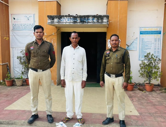 महासमुंद जिले में अवैध महुआ शराब के खिलाफ बड़ा अभियान, 132 लीटर शराब जब्त, 4 आरोपी गिरफ्तार