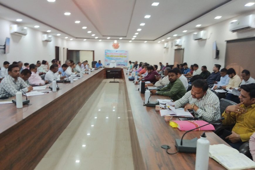 संपूर्णता अभियान 2.0 की समीक्षा: जिला पंचायत सीईओ विनय कुमार पोयाम ने दिए विभागों को सख्त निर्देश