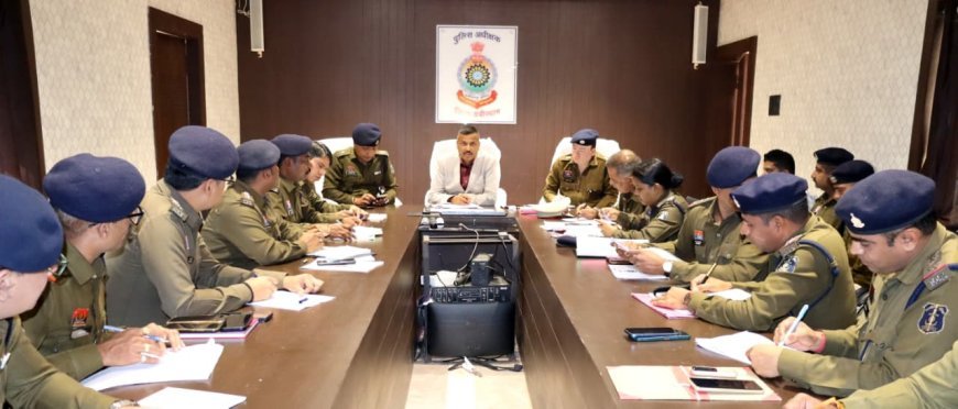 कबीरधाम पुलिस अधीक्षक  धर्मेन्द्र सिंह ने ली क्राइम मीटिंग, कानून व्यवस्था में सुधार और अपराध नियंत्रण की समीक्षा