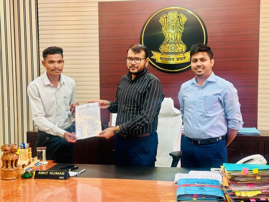 सुकमा में दो नवचयनित सचिवों को मिला नियुक्ति पत्र, कलेक्टर अमित कुमार और जिला सीईओ मुकुन्द ठाकुर ने दी शुभकामनाएं