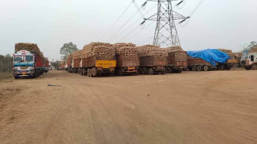 सेलूद धान संग्रह केंद्र में भूसी फड़ी की कमी से ठप हुआ काम, हमाल संघ ने जिला कलेक्टर कार्यालय दुर्ग को सौंपा ज्ञापन