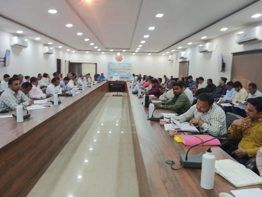 संपूर्णता अभियान 2.0 की समीक्षा: जिला पंचायत सीईओ विनय कुमार पोयाम ने दिए विभागों को सख्त निर्देश