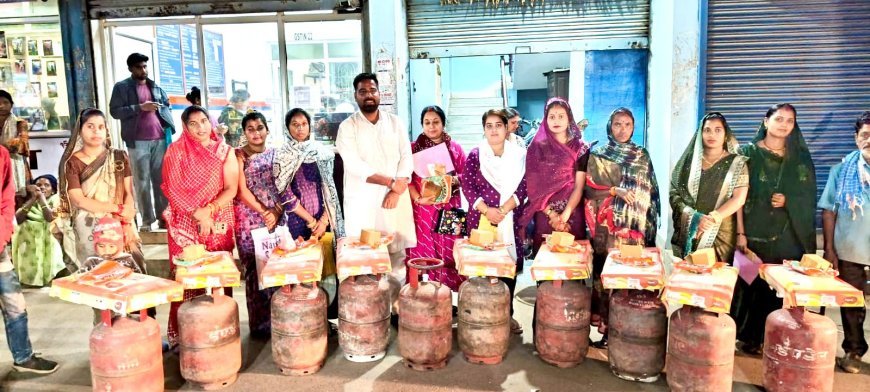 धुएँ से मुक्ति, चेहरों पर मुस्कान: मनेन्द्रगढ़ के युवा पार्षद स्वप्निल सिन्हा की पहल से वार्ड 22 में उज्ज्वला 3.0 का लाभ