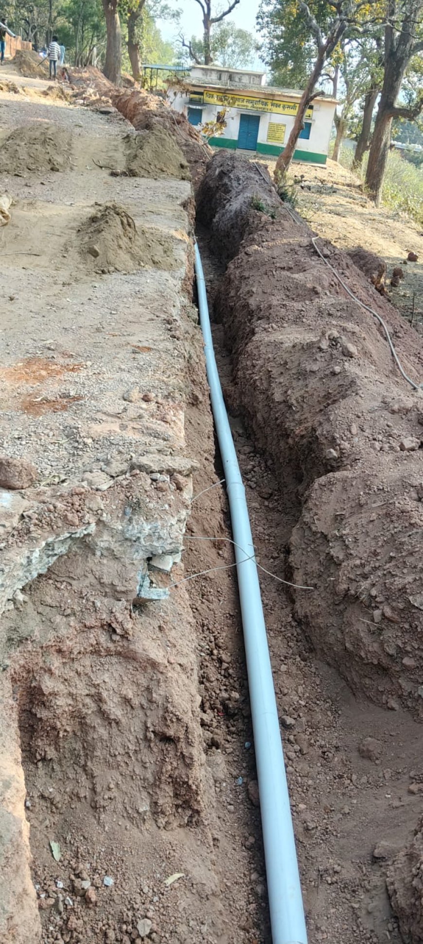 कुसमी नगर पंचायत में पाइपलाइन निर्माण पर उठे सवाल, बिना बेस मटेरियल के बिछाई जा रही पाइप
