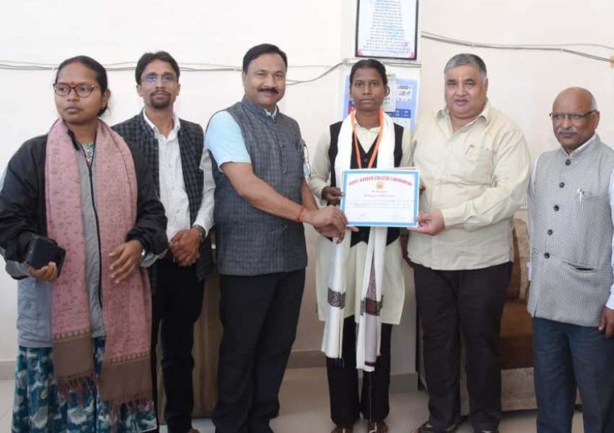 पर्यटन मंत्री राजेश अग्रवाल ने हैमर थ्रो में राज्य स्तर पर तृतीय स्थान प्राप्त करने वाली सुधा सिंह को किया सम्मानित