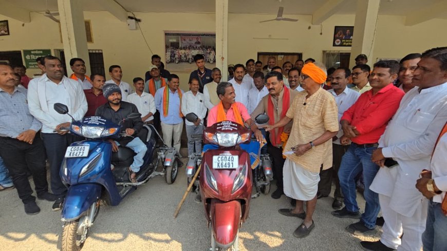 उपमुख्यमंत्री विजय शर्मा की तत्परता से दो दिव्यांगों को मिली स्कूटी, लाभार्थियों के चेहरे पर लौटी मुस्कान