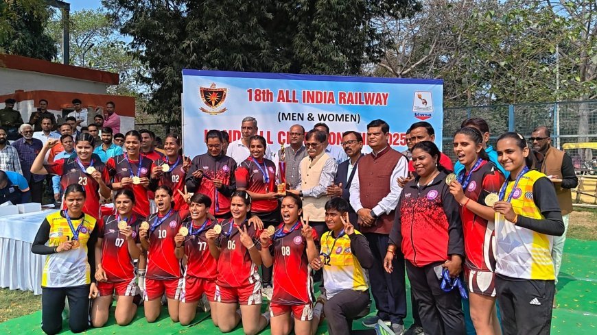 दक्षिण पूर्व मध्य रेलवे की महिला हैंडबॉल टीम ने रचा इतिहास, 18वीं अंतर रेलवे प्रतियोगिता में जीता स्वर्ण पदक