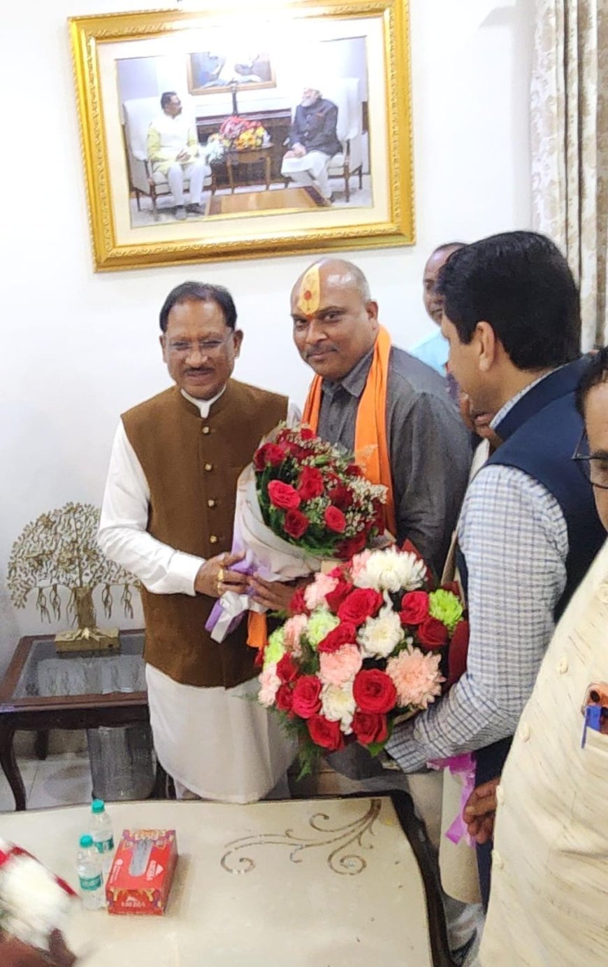 दुर्ग ग्रामीण विधायक ललित चंद्राकर ने मुख्यमंत्री विष्णु देव साय को दी जन्मदिन की शुभकामनाएं, सौजन्य भेंट कर जताया सम्मान