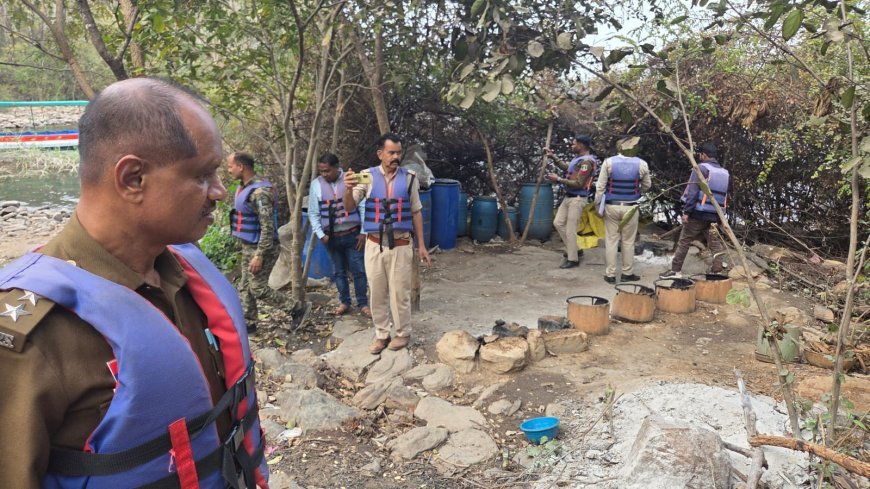 गंगरेल के ठेमली टापू में अवैध महुआ शराब निर्माण पर बड़ी कार्रवाई, धमतरी पुलिस ने 1000 लीटर लाहन किया नष्ट