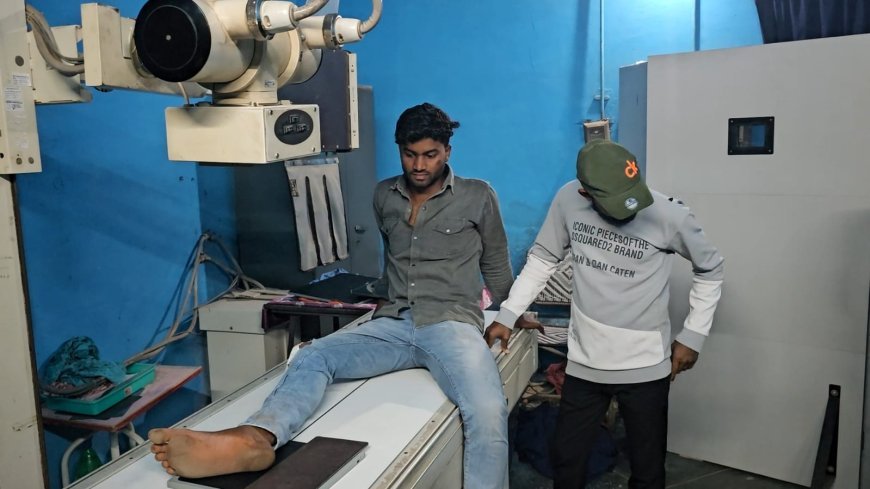 तेज रफ्तार मैजिक ने मचाई तबाही, दो बाइकों को रौंदा – चार गंभीर घायल, चालक फरार