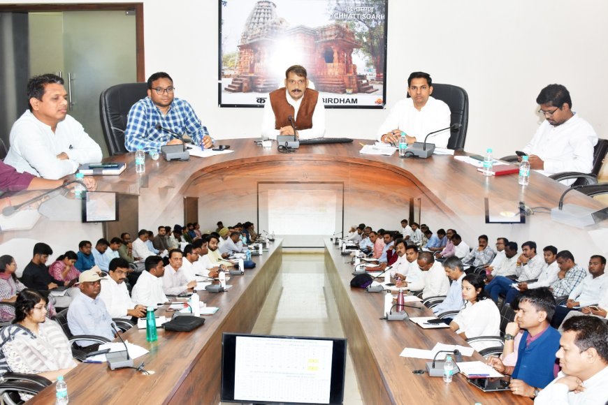 कलेक्टर गोपाल वर्मा ने कवर्धा में विभागीय कार्यों और योजनाओं की समय सीमा बैठक की समीक्षा