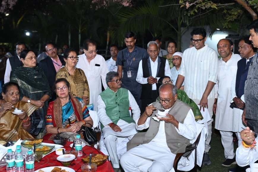 नेता प्रतिपक्ष डॉ. चरणदास महंत के निवास पहुँचे दिग्विजय सिंह, छत्तीसगढ़ कांग्रेस के दिग्गज नेताओं का जमावड़ा