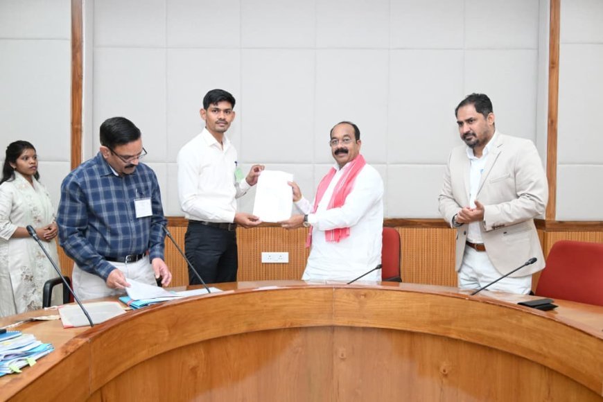 उप मुख्यमंत्री अरुण साव ने नवा रायपुर विधानसभा भवन में लोक स्वास्थ्य यांत्रिकी विभाग के केमिस्टों को सौंपे नियुक्ति पत्र