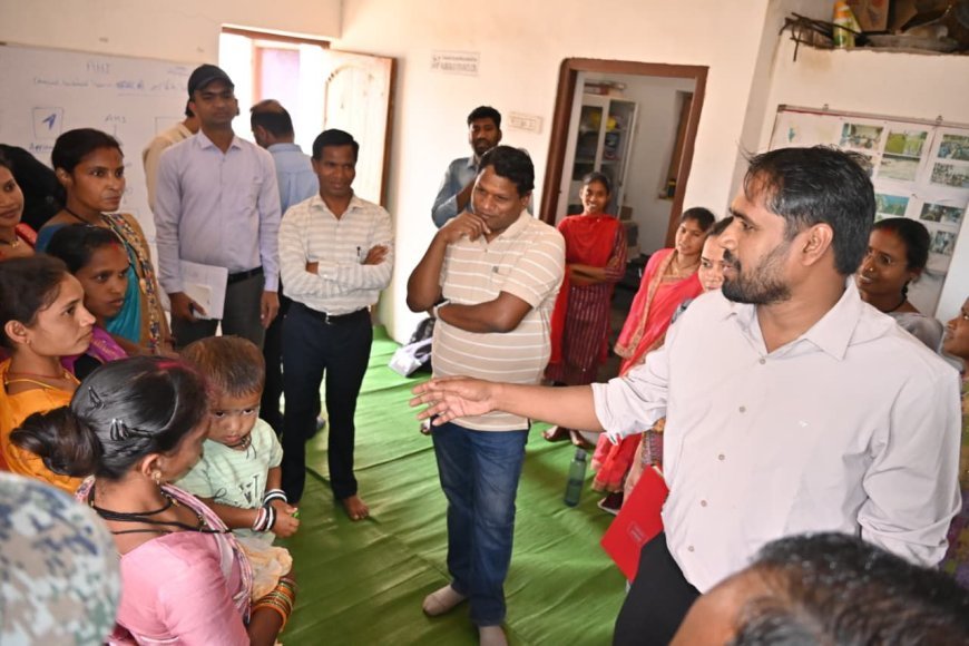 गट्टासिल्ली में महिला स्व-सहायता समूह की दोना-पत्तल व वाशिंग पाउडर इकाई का कलेक्टर ने किया निरीक्षण, एफपीओ को मिलेगी नई पैकेजिंग मशीन