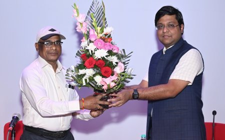 जनसंपर्क विभाग के अपर संचालक जे.एल. दरियो को सेवानिवृत्ति पर दी गई गरिमामय विदाई