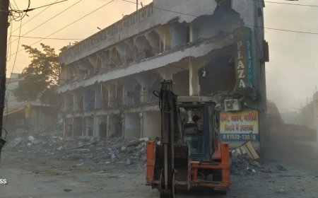 टीम प्रहरी अभियान: रायपुर जोन-10 के लालपुर में 20 हजार वर्गफीट शासकीय भूमि से अवैध निर्माण ध्वस्त, कार्रवाई कल भी जारी