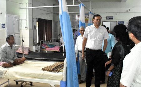 संभाग आयुक्त एस.एन. राठौर का जिला चिकित्सालय बालोद में आकस्मिक निरीक्षण, मरीजों से बातचीत कर व्यवस्थाओं का लिया जायजा