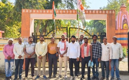 झिरना मंदिर परिसर में युवा कांग्रेस का ‘व्हाइट टी-शर्ट मूवमेंट’, स्वच्छता अभियान चलाकर दिया जागरूकता का संदेश