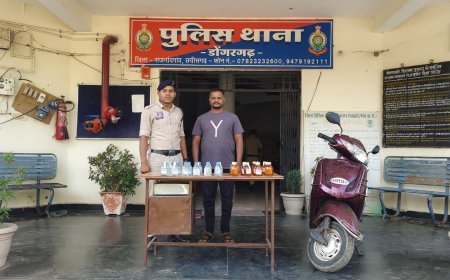 डोंगरगढ़ में अवैध शराब तस्करी पर पुलिस की कार्रवाई, आरोपी गिरफ्तार, स्कूटर सहित शराब जब्त