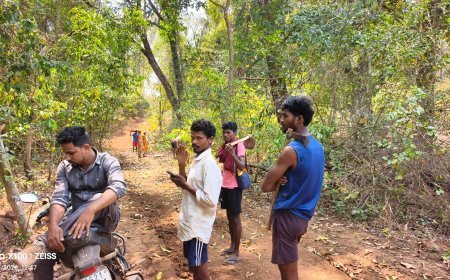 अबूझमाड़ में सड़क के लिए ग्रामीणों का संघर्ष: 12 किमी रास्ता खुद बना रहे 45 ग्रामीण