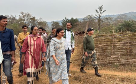 दुर्गम अबूझमाड़ पहुंचीं कलेक्टर नम्रता जैन, बाइक से किया दौरा; आवास निर्माण समय पर पूरा करने के निर्देश