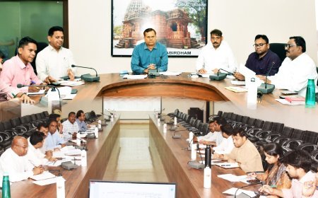 संभागायुक्त राठौर सख्त: लंबित राजस्व प्रकरणों के त्वरित निराकरण और नियमित सुनवाई के निर्देश