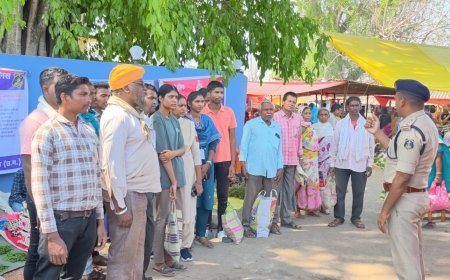 फरसगांव में चलित थाना लगाकर पुलिस ने ग्रामीणों को किया जागरूक, साइबर ठगी से बचाव के दिए टिप्स