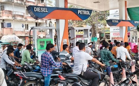 अफवाहों से मची अफरा-तफरी: पेट्रोल पंपों पर उमड़ी भीड़, संचालकों ने कहा—कमी नहीं