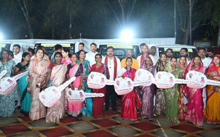 कबीरधाम में महिलाओं ने संभाली स्टीयरिंग: ‘दीदियों की गाड़ी’ से बदलेगा ग्रामीण परिवहन