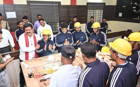 दंतेवाड़ा पुनर्वास केंद्र पहुंचे उपमुख्यमंत्री विजय शर्मा, युवाओं को टूल किट वितरित कर बढ़ाया उत्साह