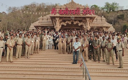 नवरात्रि ड्यूटी के बाद डोंगरगढ़ में पुलिस टीम ने की माँ बम्लेश्वरी की आरती, गूंजा भक्तिमय माहौल