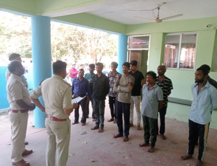 होली पर्व पर कानून-व्यवस्था सुदृढ़ करने कबीरधाम पुलिस का विशेष अभियान, निगरानीशुदा बदमाशों को दी गई सख्त हिदायत