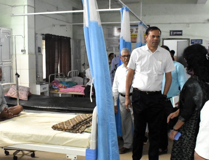 संभाग आयुक्त एस.एन. राठौर का जिला चिकित्सालय बालोद में आकस्मिक निरीक्षण, मरीजों से बातचीत कर व्यवस्थाओं का लिया जायजा