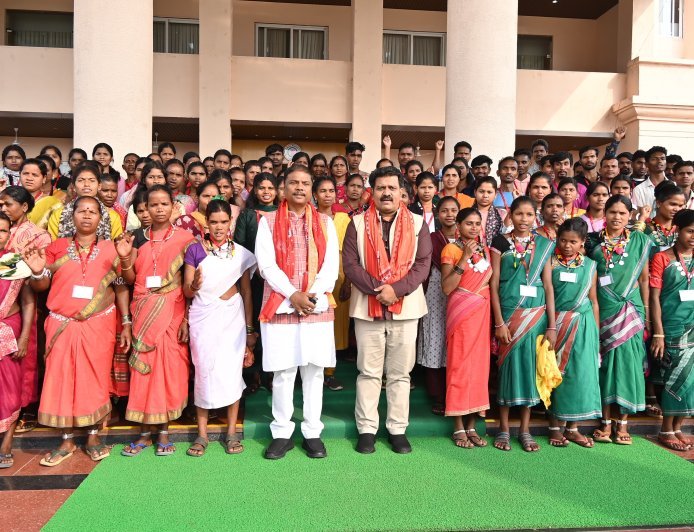 अबुझमाड़िया युवाओं ने पहली बार देखा विधानसभा, लोकतंत्र की कार्यप्रणाली को समझा