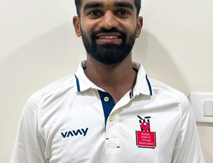 सीएससीए इंटर डिस्ट्रिक्ट फाइनल: रायपुर ब्लू की मजबूत शुरुआत, सानिध्य हुरकत का शानदार शतक