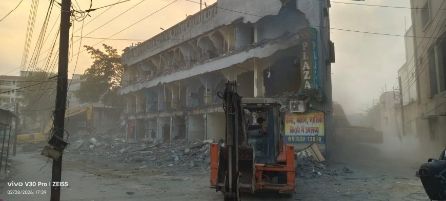 टीम प्रहरी अभियान: रायपुर जोन-10 के लालपुर में 20 हजार वर्गफीट शासकीय भूमि से अवैध निर्माण ध्वस्त, कार्रवाई कल भी जारी