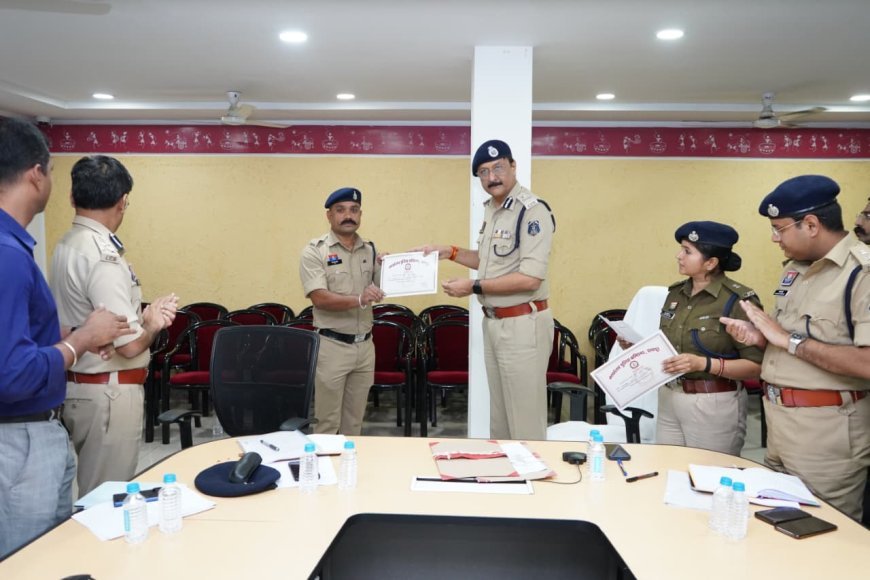 रायपुर कमिश्नरेट में उत्कृष्ट कार्य करने वाले 26 पुलिसकर्मियों को प्रशस्ति पत्र