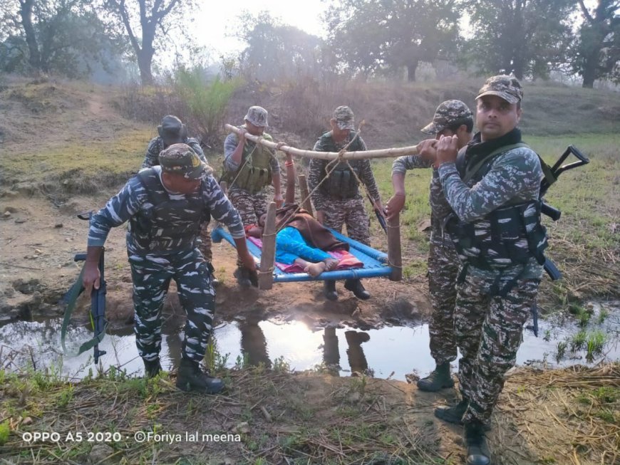बैलाडीला की पहाड़ियों में मानवता की मिसाल: सीआरपीएफ जवानों ने खाट पर उठाकर गर्भवती आदिवासी महिला को पहुंचाया अस्पताल