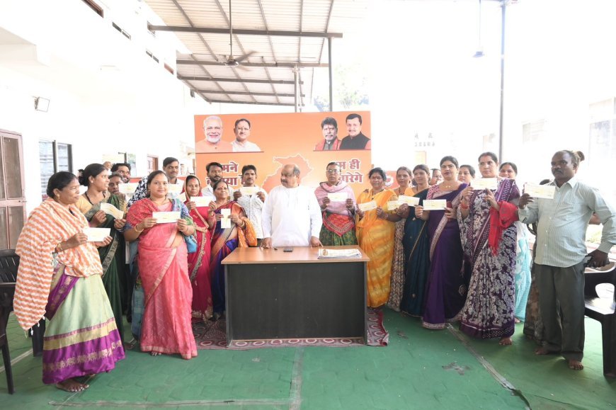 होली से पहले सेवा की मिसाल: विधायक पुरंदर मिश्रा ने जरूरतमंदों को स्वेच्छानुदान राशि वितरित की